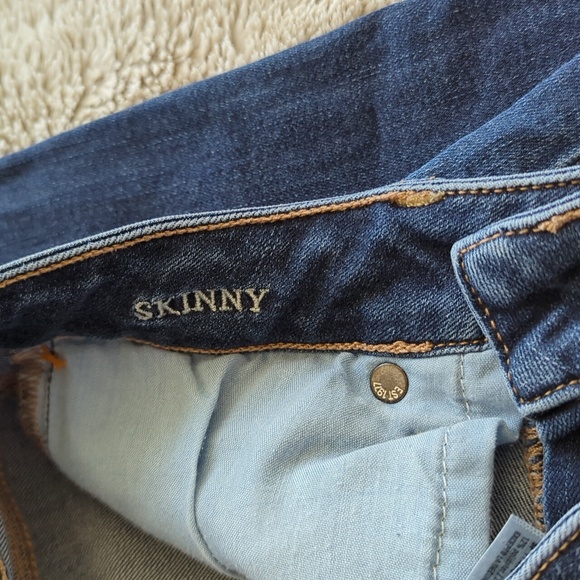 American Eagle Darker Wash Super Stretch Lower Rise Skinny Blue Jeans Size 2L - Picture 4 of 6